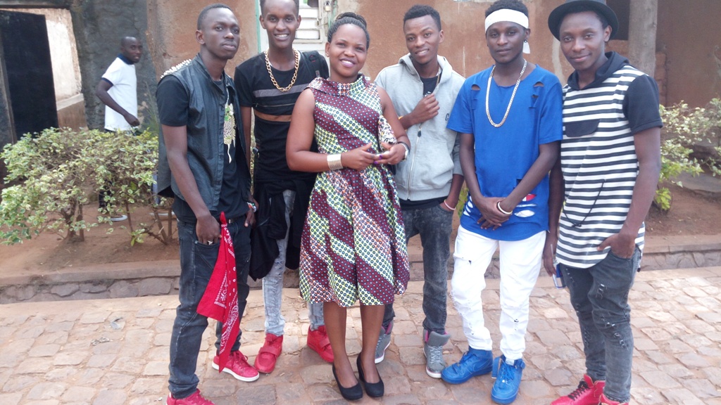 Umugore wa Danny Vumbi ni we ucunga inyungu z'umugabo we mu muziki. Hano yari kumwe n'itsinda ry'ababyinnyi be