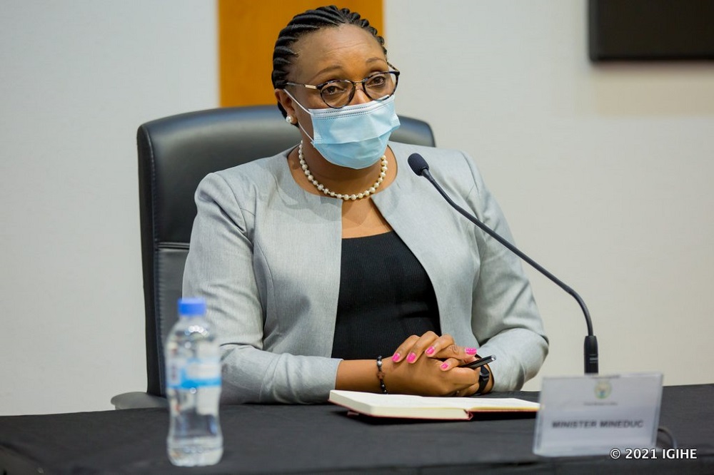 Minisitiri w’Uburezi, Dr Uwamariya Valentine yavuze ko hatangiye gukorwa igenzura ku mpamvu abanyeshuri barenga ibihumbi 60 batsinzwe cyane ku rwego bafatirwa icyemezo cyo kubasibiza