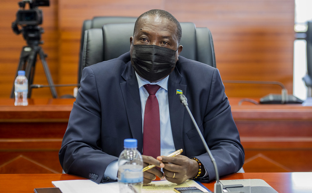 Minisitiri Gatabazi yavuze ko abantu badakingiwe batazemererwa kujya ahantu hahurira abantu benshi kugira batanduza abandi