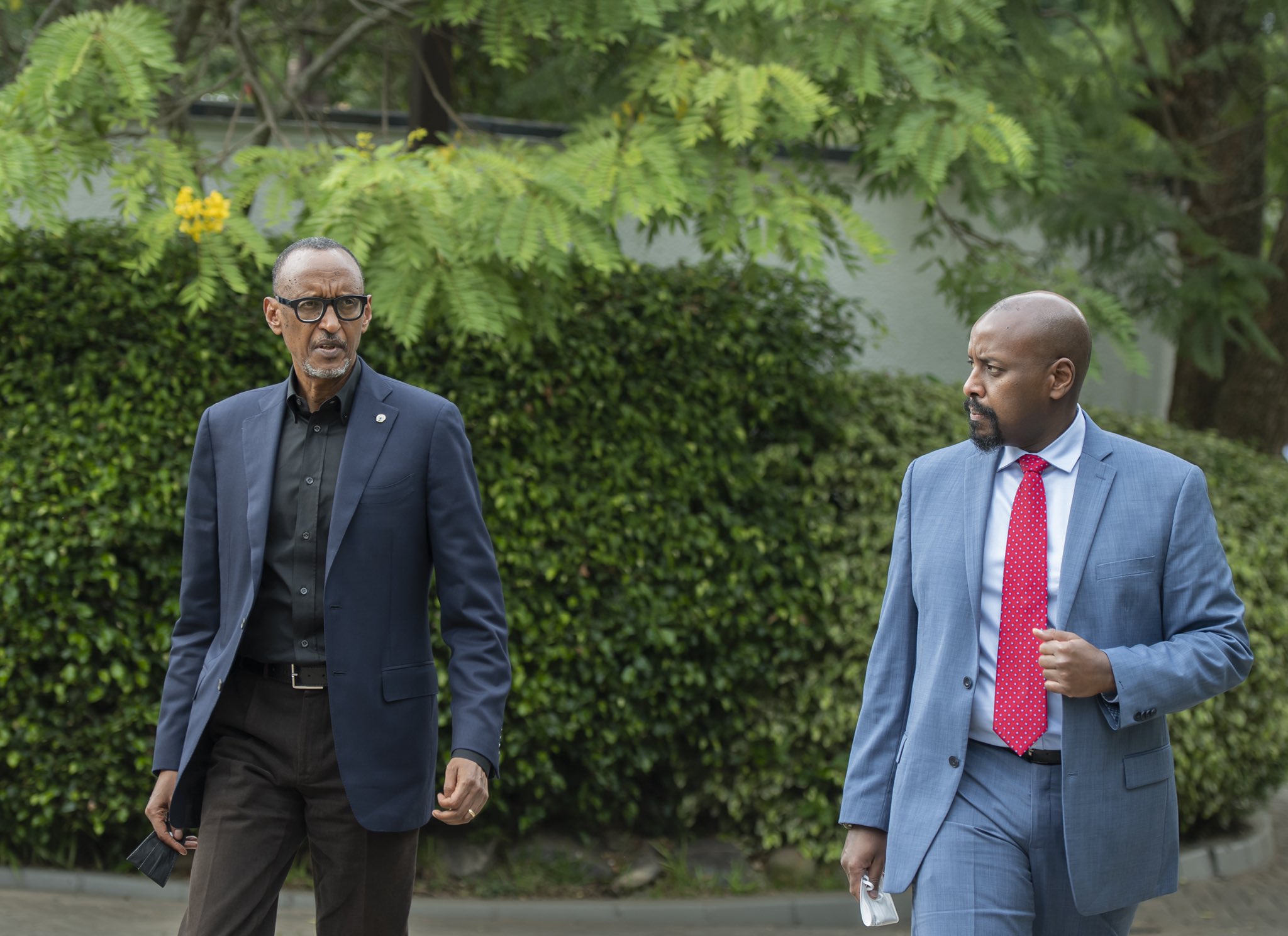 Umugaba w’Ingabo za Uganda zirwanira ku butaka, Lt Gen Muhoozi Kainerugaba yavuze ko amakuru yizewe afite agaragaza ko nta ruhare RDF ifite mu bitero bya M23. Iyi foto yafashwe mu ruzinduko uyu mugabo yagiriye mu Rwanda muri Mutarama 2022 akagirana ibiganiro na Perezida Kagame