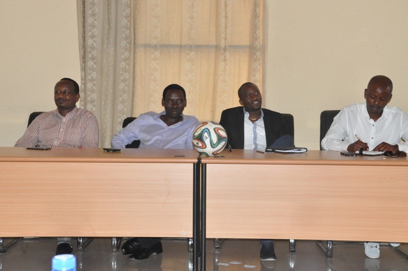 Bamwe mu bagize komite nyobozi nshya ya Mukura VS mu nama rusange i Huye