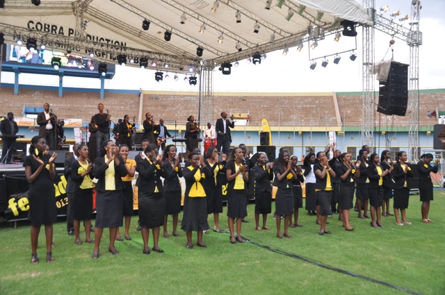 Ubwo Azaph Ministries yatangizaga Fespad 2013 ariko imvura ikaba kidobya