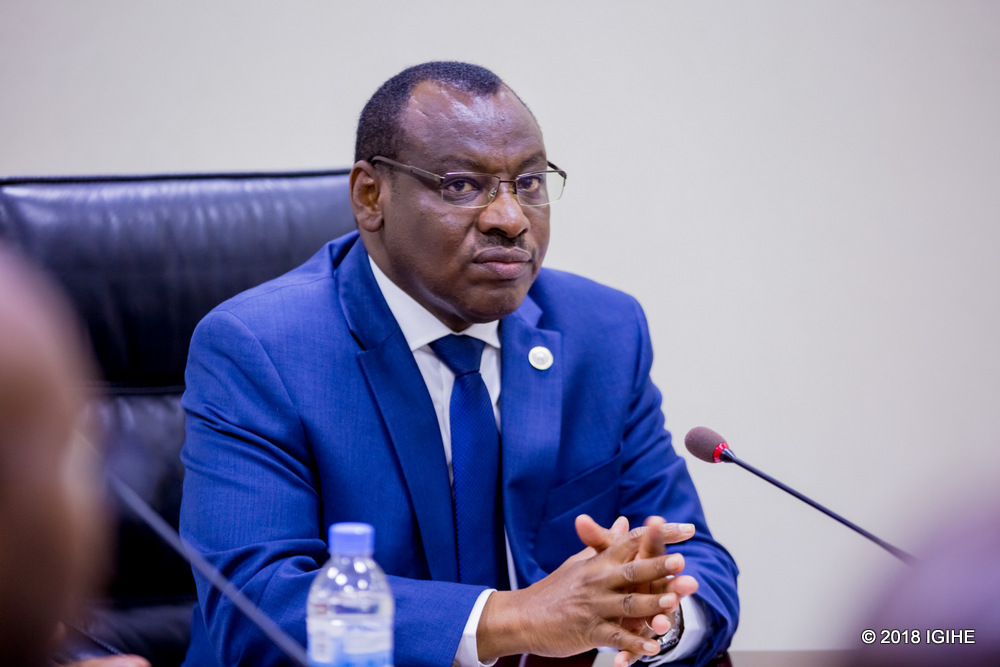 Minisitiri w’Ibikorwa remezo, Amb Gatete Claver yavuze ko u Rwanda ruzagera ku ntego rwihaye yo kugeza ku baturage bose amazi meza n'umuriro n'ubwo rugenda ruhura n'imbogamizi