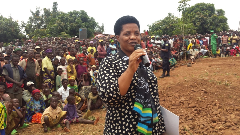 Guverineri Mureshyankwano mu biganiro n'abaturage ashinzwe