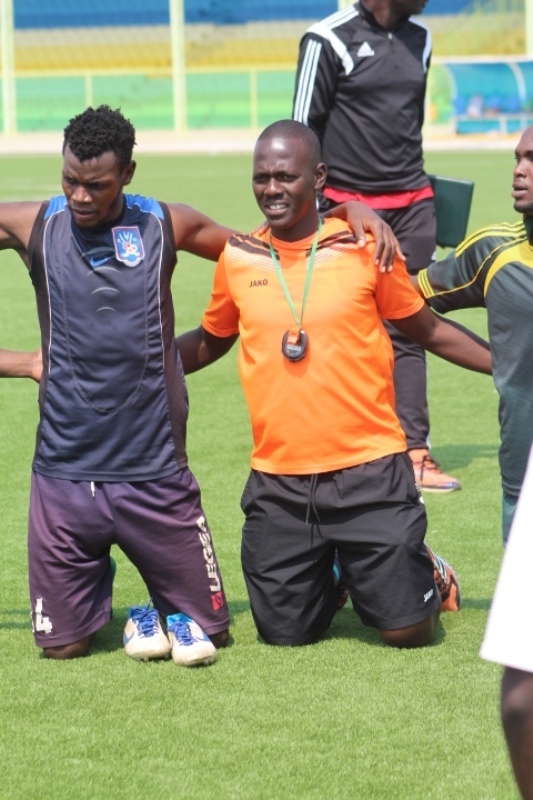 Karim Ndugwa(ibumoso) yafatanye urunana n'abandi mu isengesho risoza imyitozo