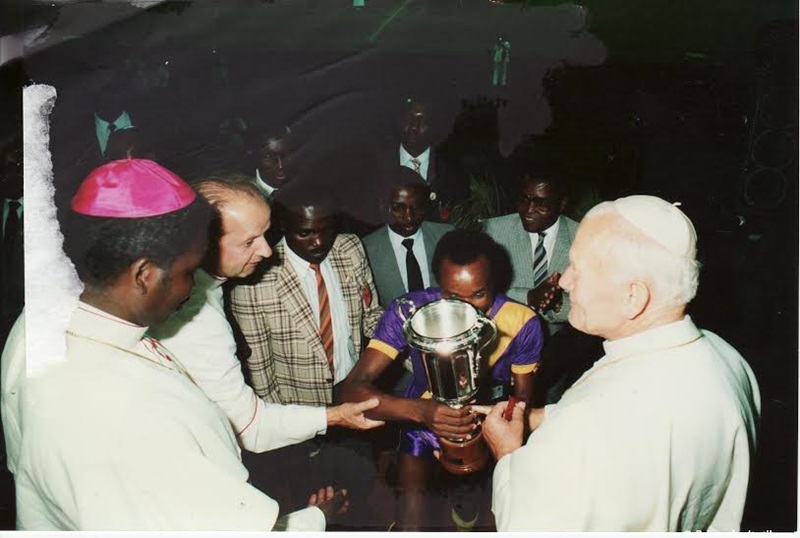 Papa ashyikiriza igikombe ikipe ya Panthere Noir mu irushanwa ryari ryamwitiriwe