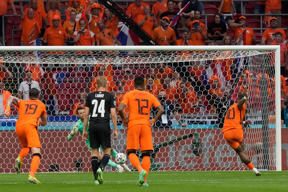 Mephis Depay yinjije penaliti neza u Buholandi bwabonye ku munota wa 11