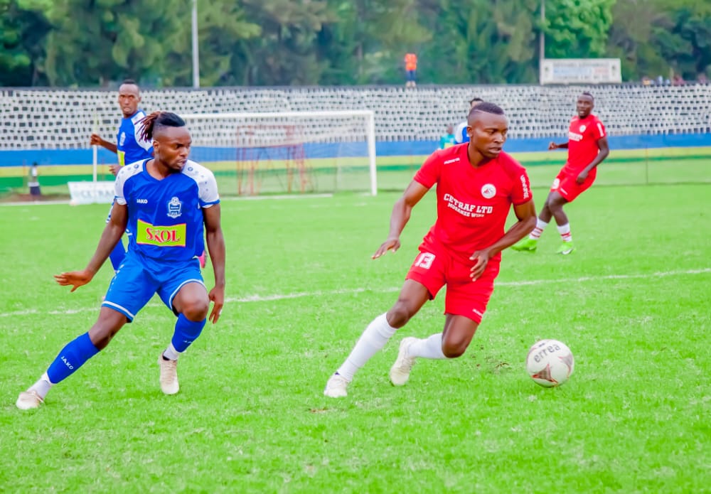 Namanda Luke wa Musanze FC atwara umupira Sembi Hassan wa Rayon Sports