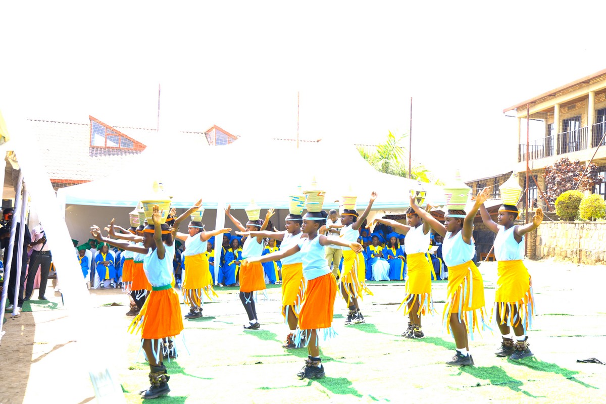 Abanyeshuri ba Ahazaza Independent School iherereye mu Karere ka Muhanga babyina imbyino za Kinyarwanda