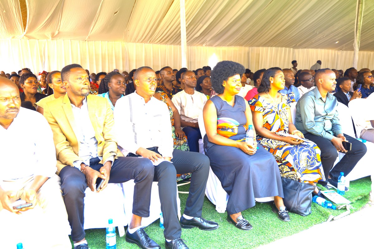 Ababyeyi barerera muri Ahazaza Independent School iherereye mu Karere ka Muhanga bifatanyije n'abana babo kwizihiza imyaka 20 iri shuri rimaze