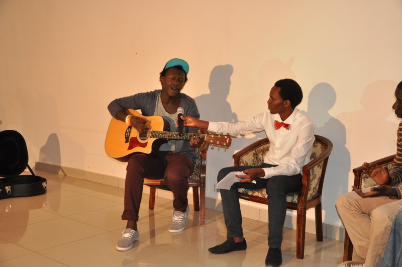 Olivier Kavutse wo muri Beauty For Ashes aririmba