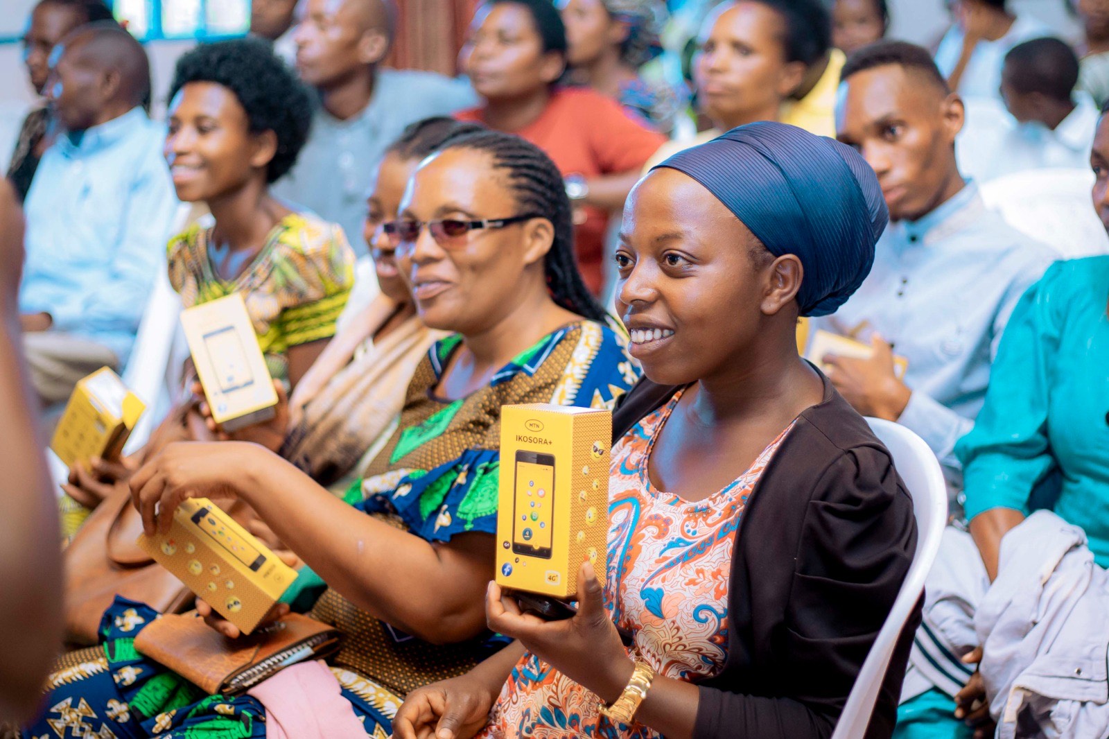 Akanyamuneza kari kose ku bahawe telefone
