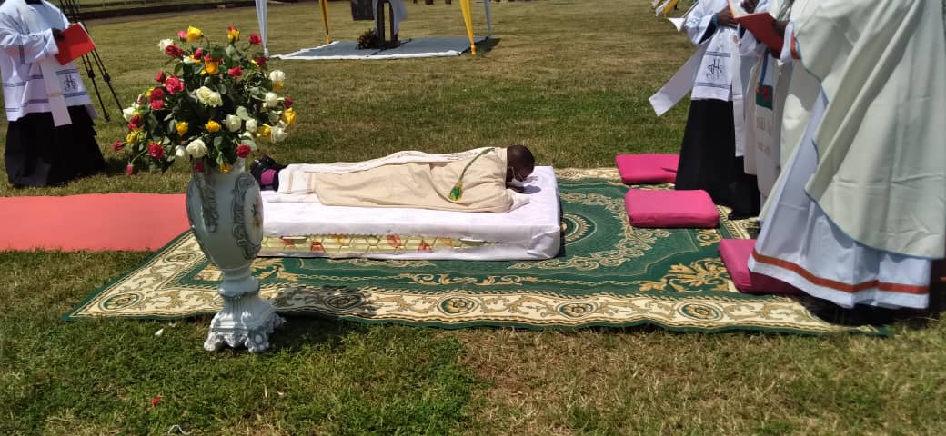 Musenyeri Sinayobye yubitse inda nk'ikimenyetso cy'uko yemeye inshingano yahawe