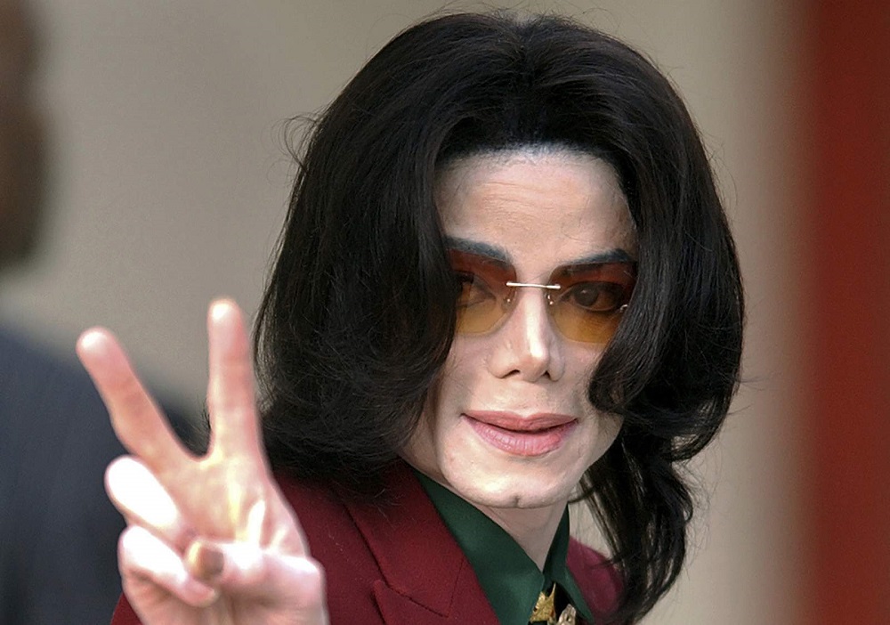 Ni uku Michael Jackson yasaga mu minsi ye ya nyuma, aho bivugwa ko yakoreshaga ibiyobyabwenge bihambaye kugira ngo abasha gusinzira. Yapfuye ku myaka ku 50