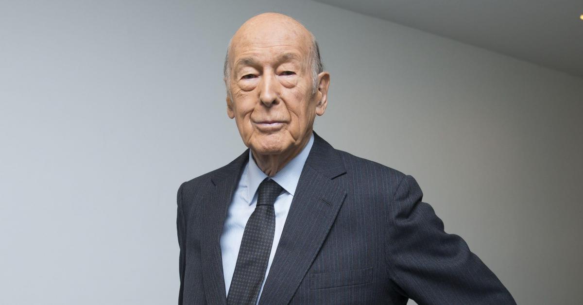 Valéry Giscard d’Estaing arashinjwa gukorakora umunyamakuru ubwo bari barangije ikiganiro