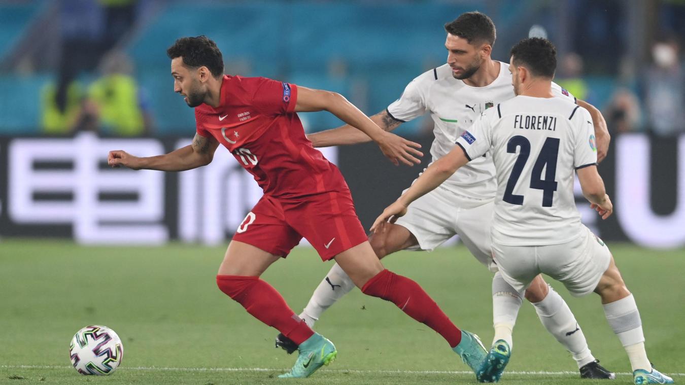 Calhanoglu yananiwe gufasha ikipe yo gusatira u Butaliyani nk'uko asanzwe abigenza muri AC Milan