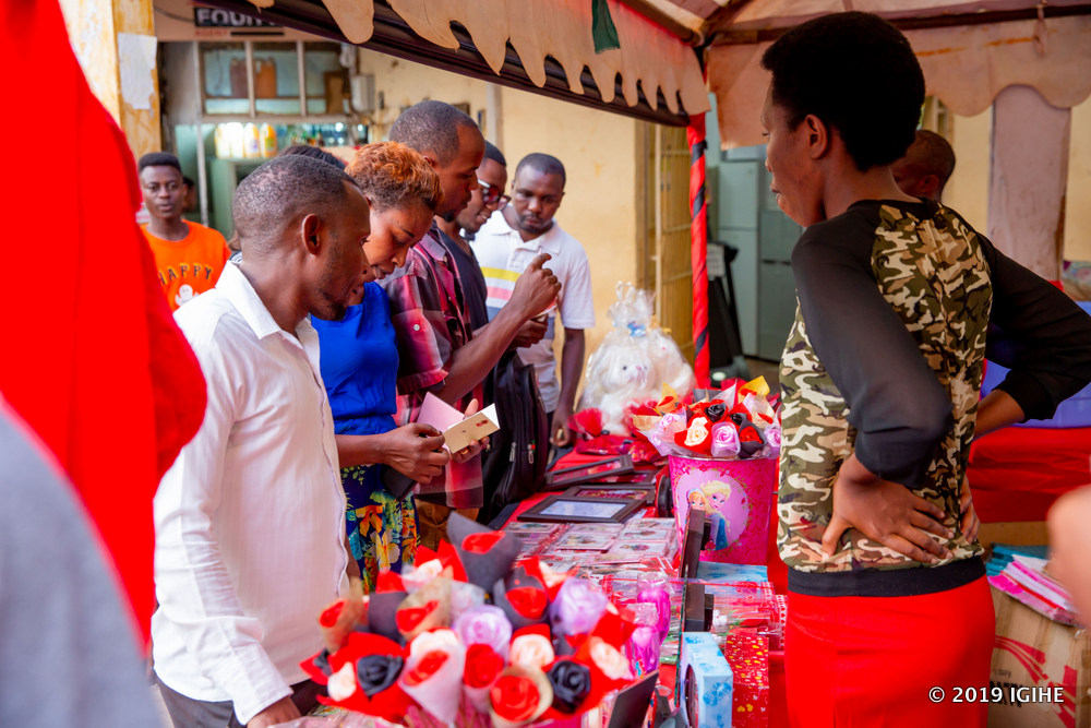 Babanzaga gushishoza ngo bagure impano nziza