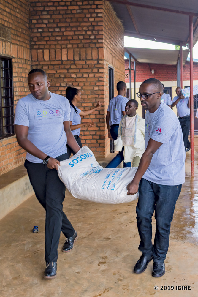 Babashyiriye ibiribwa n'ibindi bikoresho bitandukanye