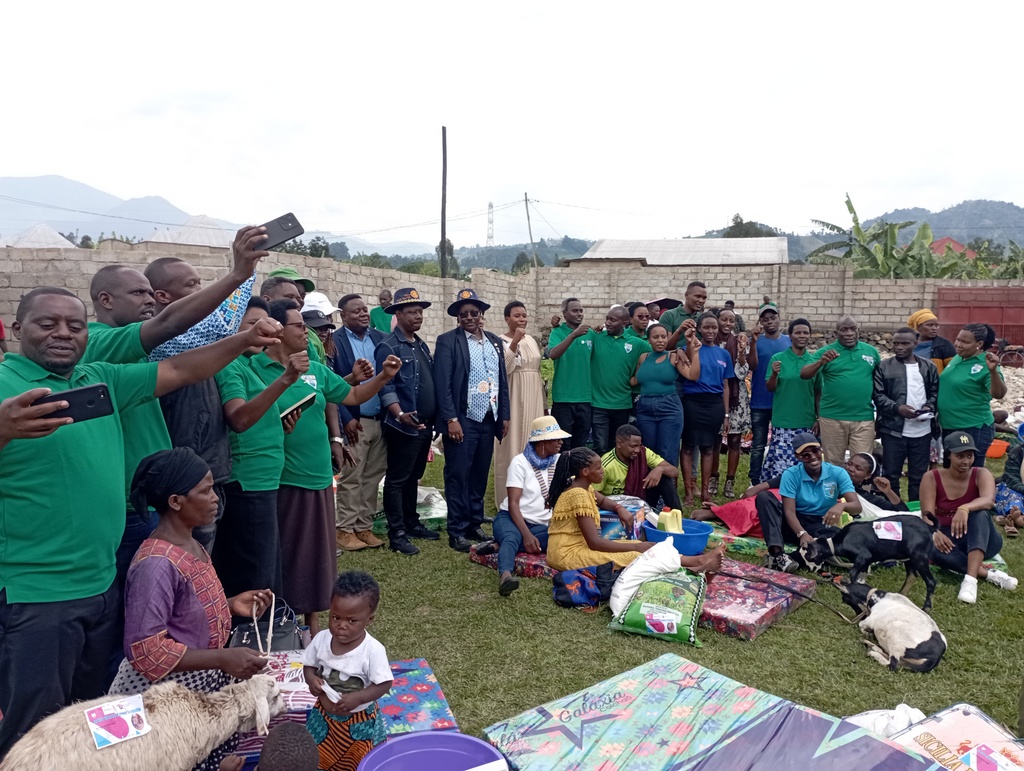 Imiryango 60 ni yo yagobotswe na Rotary Club mu rwego rwo kuyifasha gukomeza ubuzima nyuma yo gusenyerwa n'ibiza