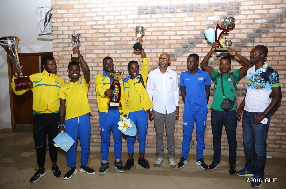 Abasore baserukiye u Rwanda bafashe ifoto y'urwibutso ubwo bageraga i Kigali