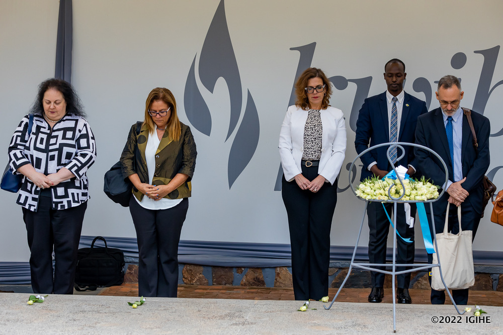 Bafashe umunota wo kwibuka abazize Jenoside yakorewe abatutsi mu 1994