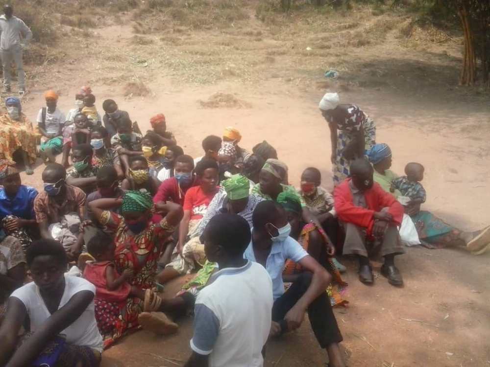 Bafashwe birunze hamwe bari gusenga