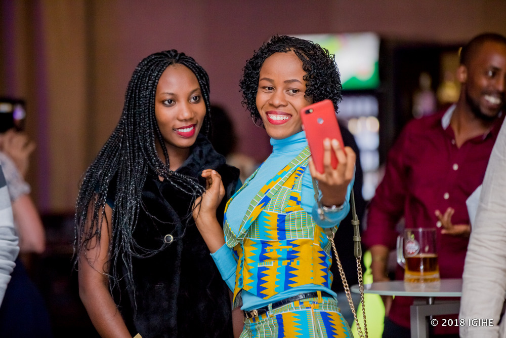 Abakobwa b'ikimero bafata agafoto k'urwibutso