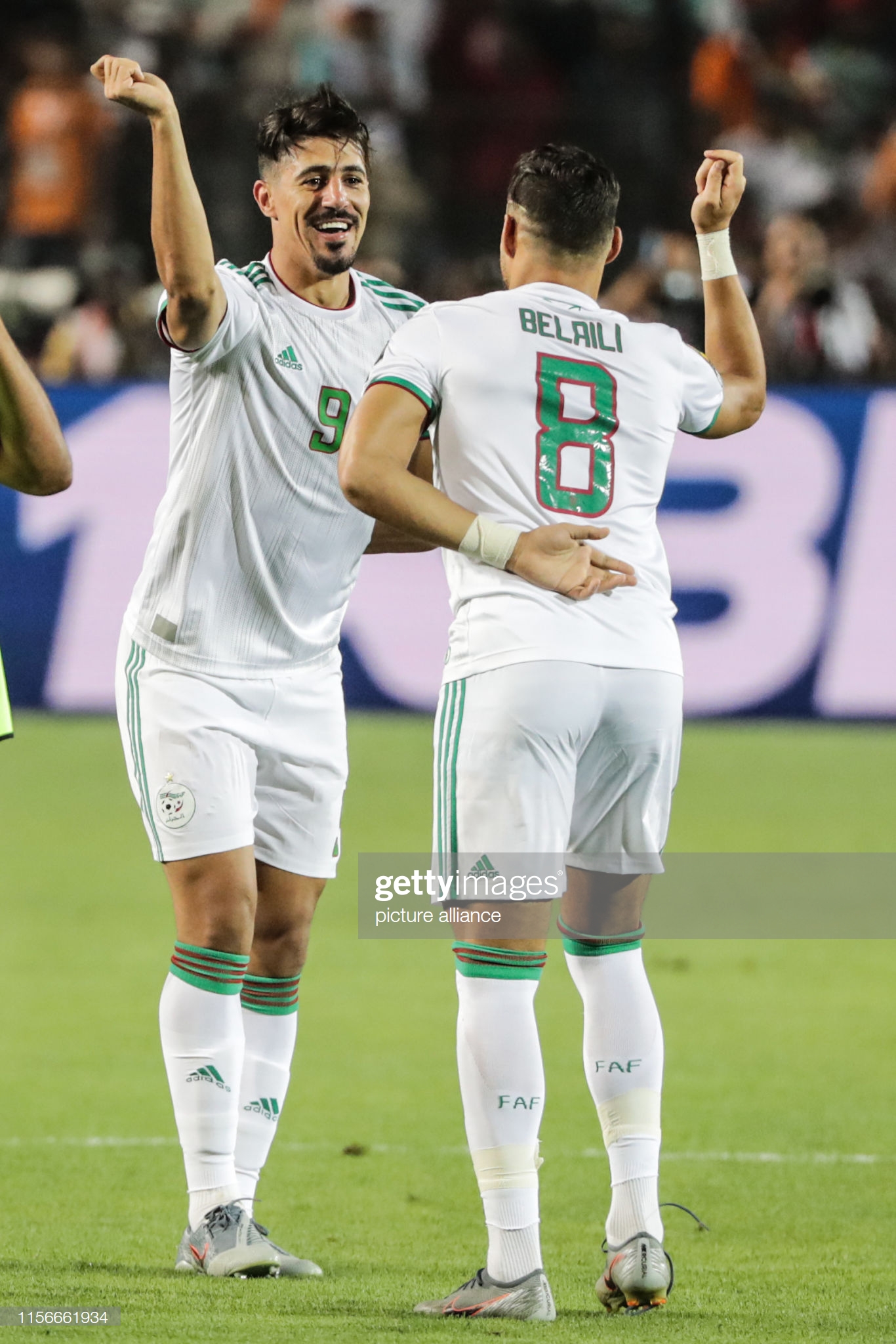 Baghdad Bounedjah na Youcef Belaili bishimira igitego