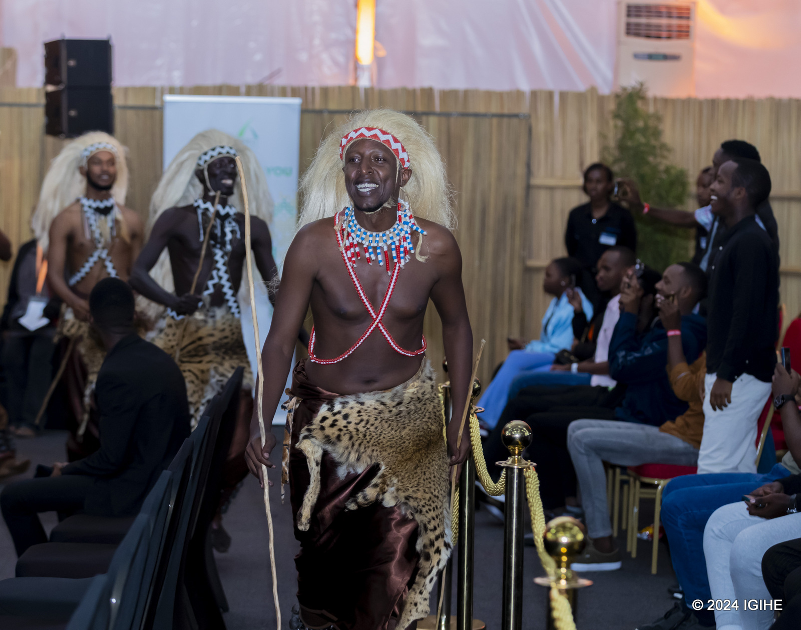 Bahamirizaga bakanyura aho abantu bicaye, bakababyinira