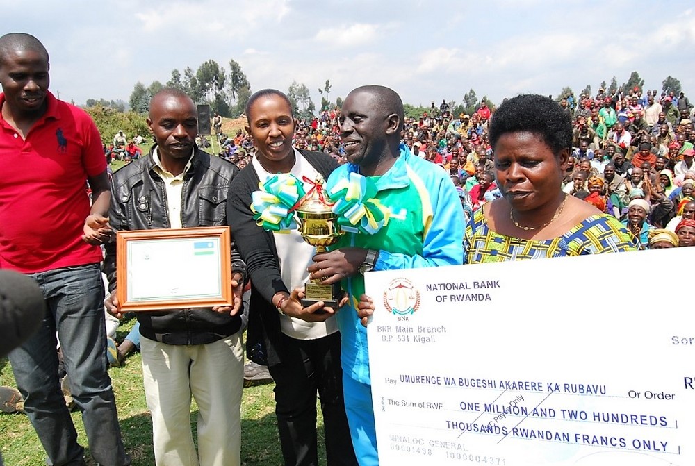 Umurenge wa Bugeshi wahawe igikombe n'igihembo cy'amafaranga bitewe n'uko wabaye indashyikirwa mu bikorwa by'umuganda