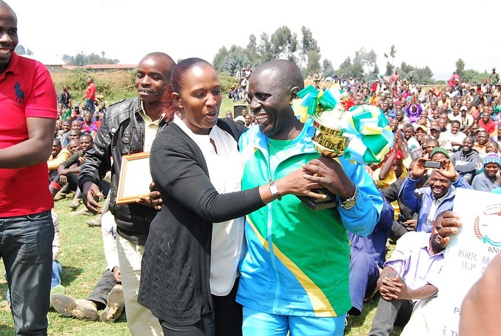 Byari ibyishimo ubwo bashyikirizwaga igikombe na Uwamariya Odette