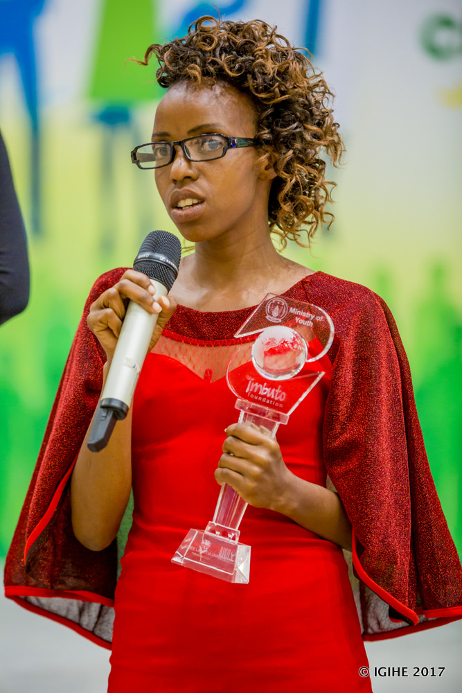 Umubyeyi Aimée Laetitia yahembwe nk'uwashatse ibisubizo byo gukemura ikibazo cy’amashanyarazi aho atuye