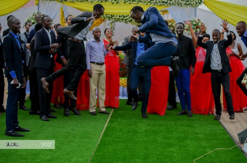 Abaririmbyi baririmbana bishimiye intambwe Diane Nyirashimwe yateye bahimbaza Imana mu gisirimba