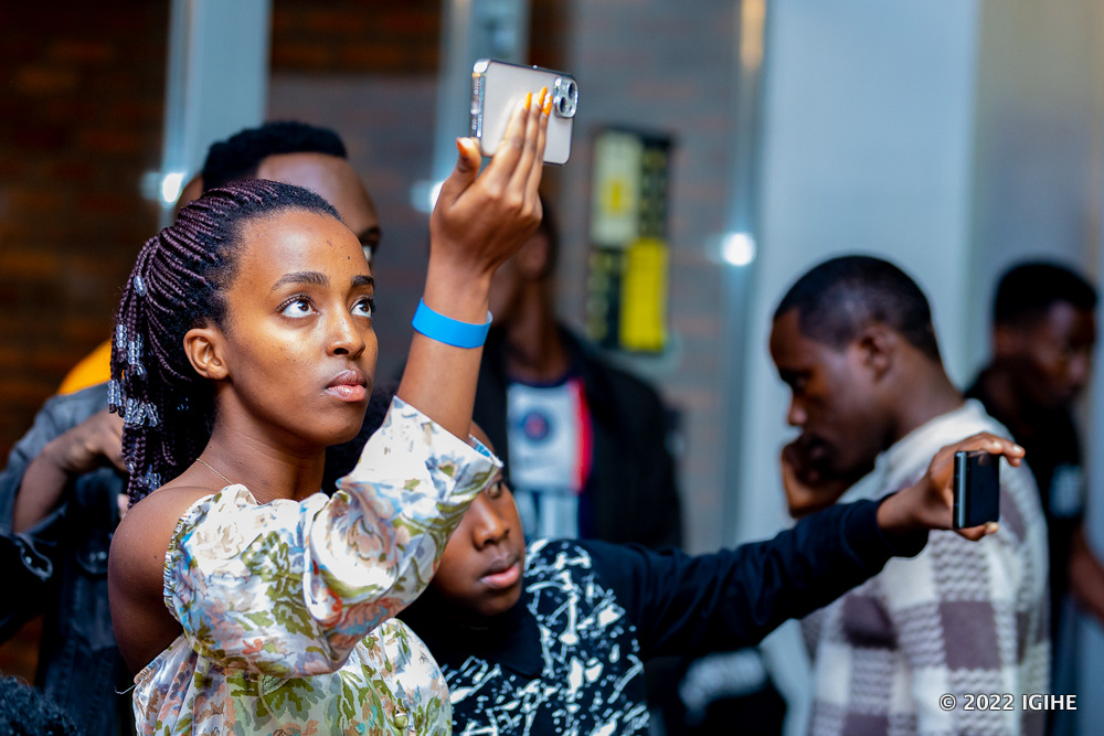 Bakoze uko bashoboye ngo bafate ifoto ya Massamba Intore