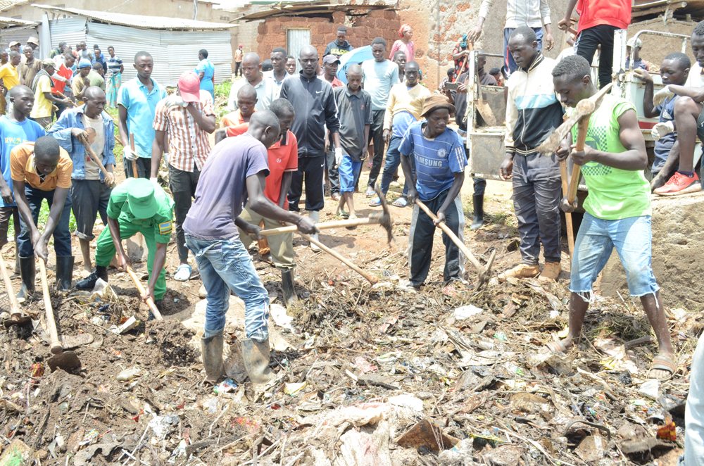 Aha urubyiruko ruri mu bikorwa bitandukanye bigamije guteza imbere imibereho myiza y'abaturage