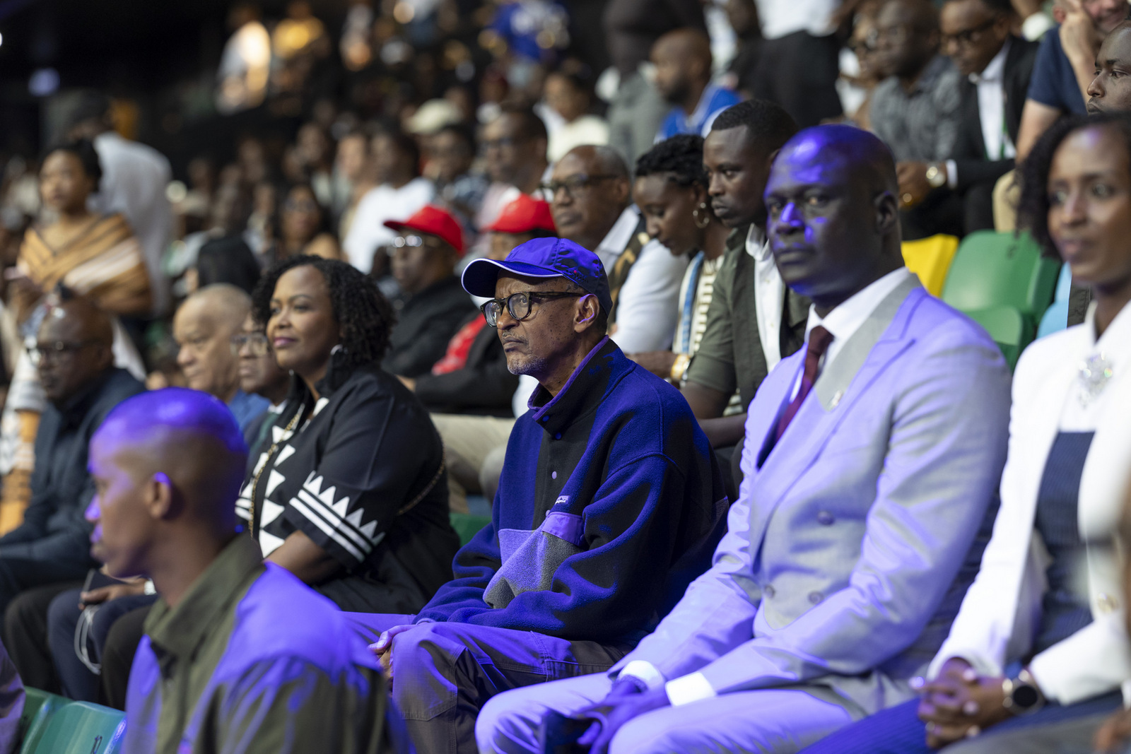 Perezida Kagame yari kumwe na Perezida wa BAL, Amadou Gallo Fall n'Umuyobozi wa NBA Africa, Clare Akamanzi