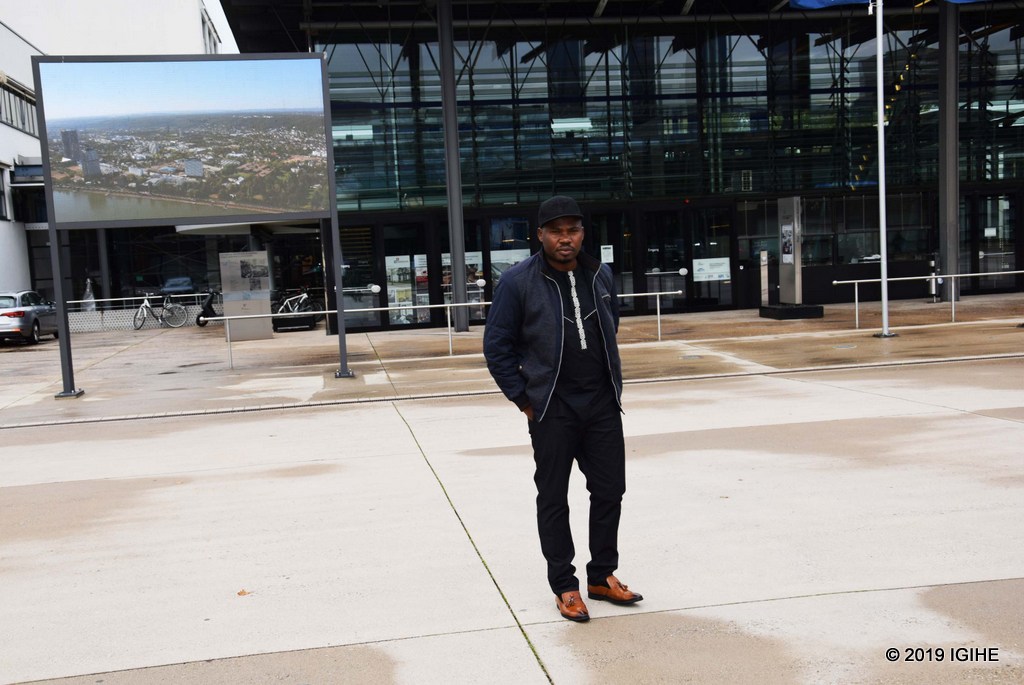 Bamporiki ari mu bayobozi bakuru b'igihugu bageze ku nyubako ya World Conference Center iri i Bonn ahazabera Rwanda Day