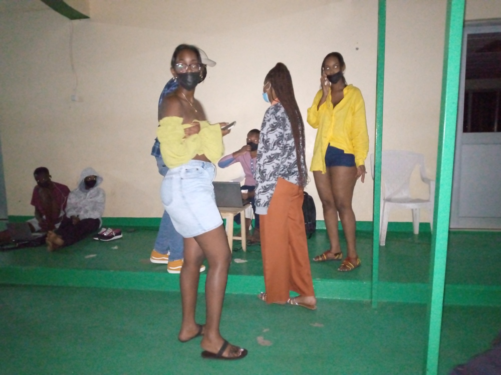 Benshi mu bafashwe ni urubyiruko rwari ruri kwishimisha rwarenze ku mabwiriza yo kwirinda icyorezo