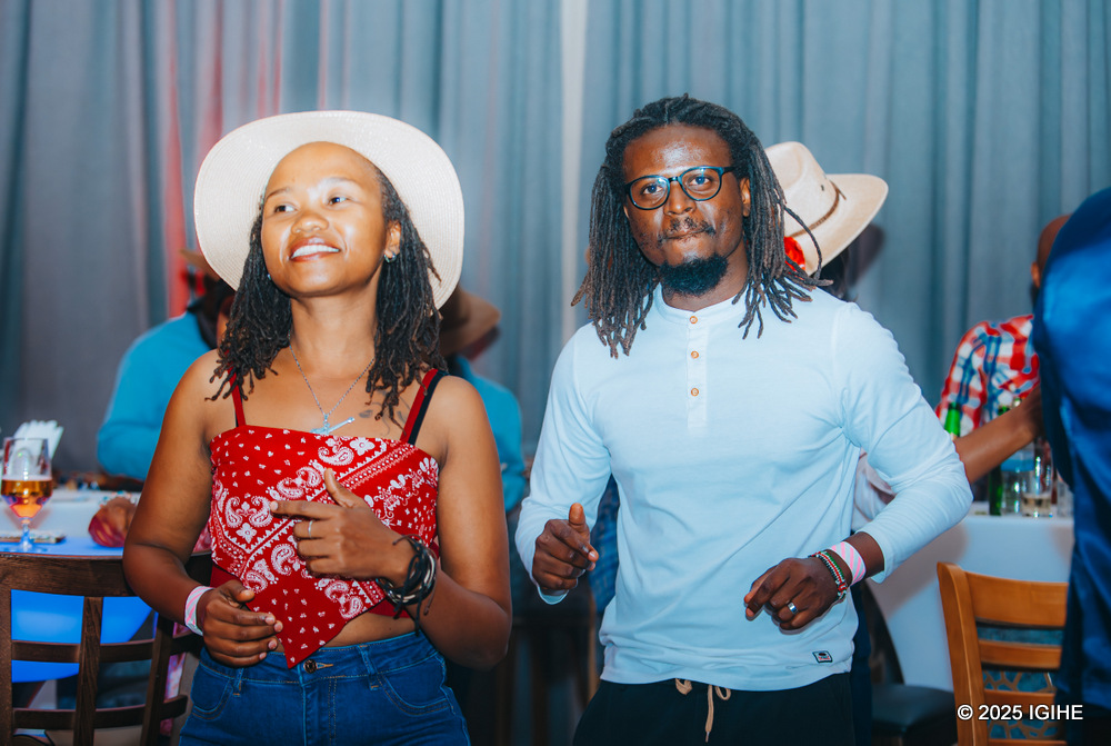 Bamwe bari basohokanye n'inshuti zabo muri iki gitaramo
