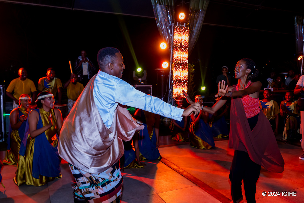 Bamwe kwifata byabananiye basanganira Inyamibwa ku rubyiniro