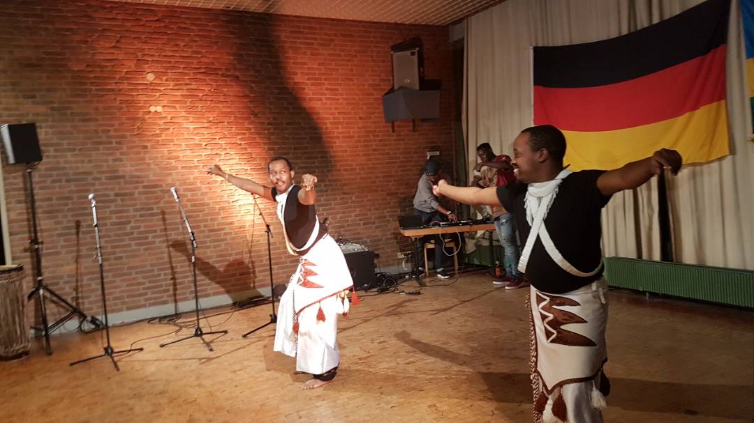 Bamwe mu bagize Itorero "Irebero" ryo mu Bubiligi basusurutsa abitabiriye Inkera