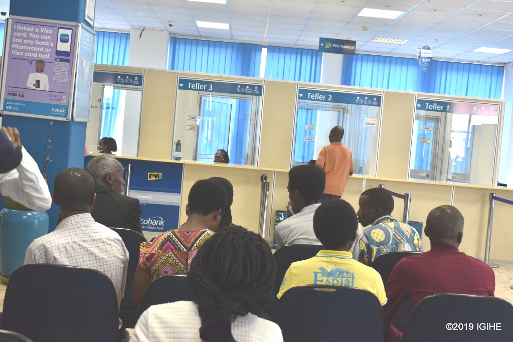 Bamwe mu bakiliya bari baje gushaka serivisi kuri Ecobank Rwanda