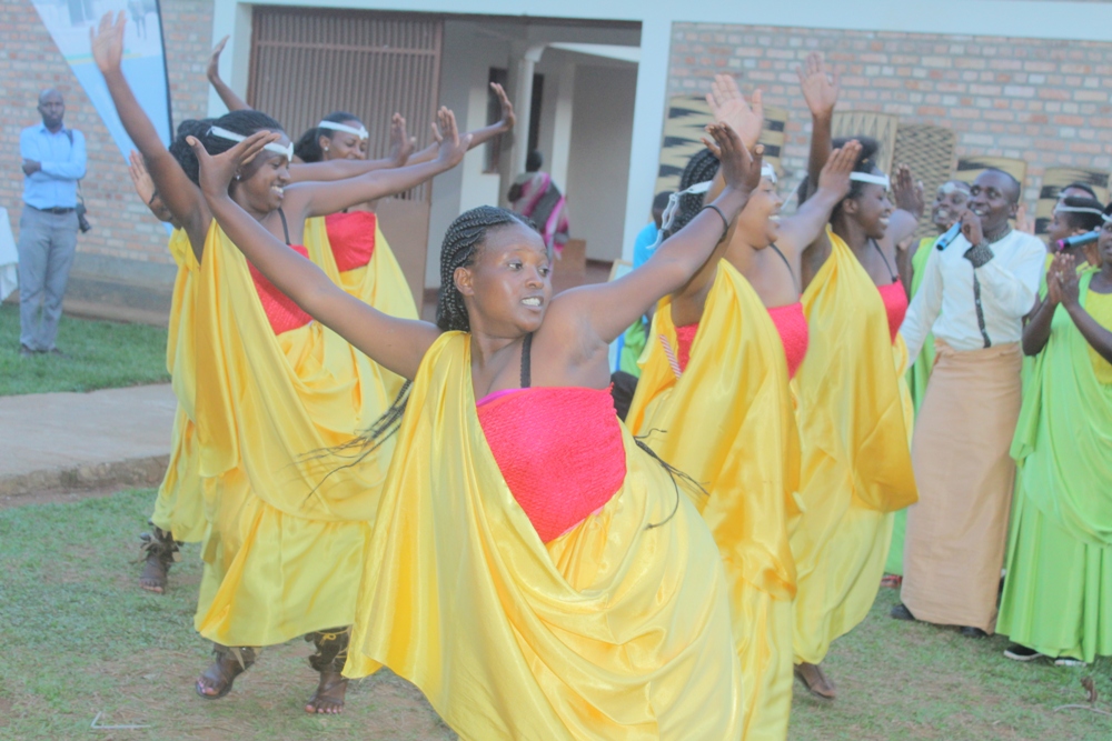 Bamwe mu bakobwa bataramiye Intwaza