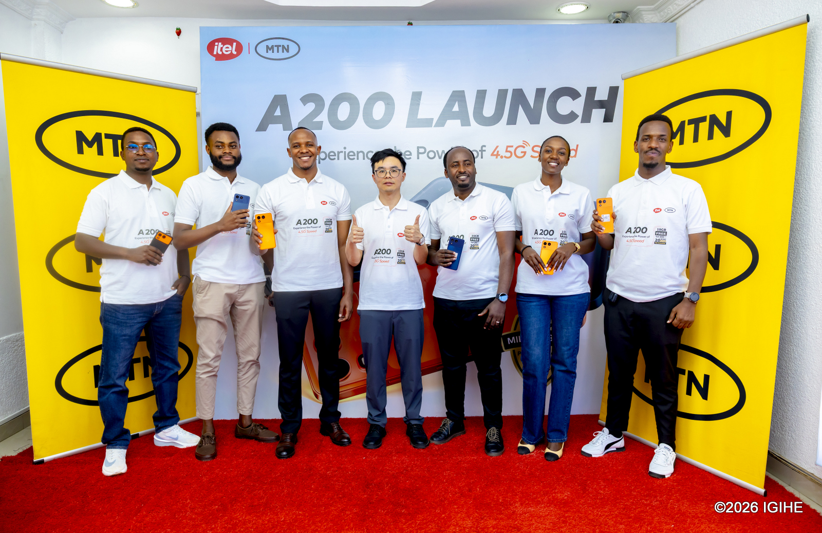 Bamwe mu bakozi ba Itel bitabiriye igikorwa cyo kumurika telephone nshya