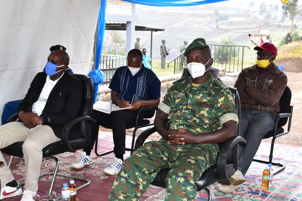Bamwe mu Barundi baherekeje Guverineri Cishahayo ubwo yasuraga Intara y'Amajyepfo mu Rwanda