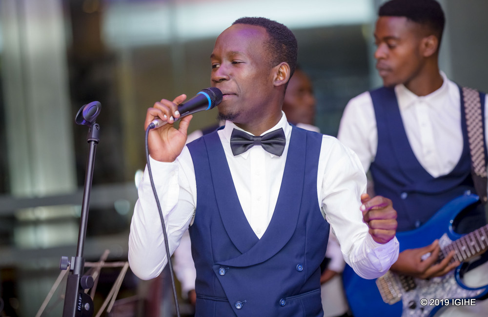 Bamwe mu baririmbyi bagize Groovy Band