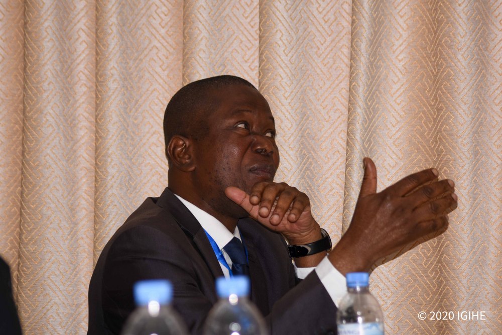Bamwe mu bashakashatsi babaza ibibazo bitandukanye