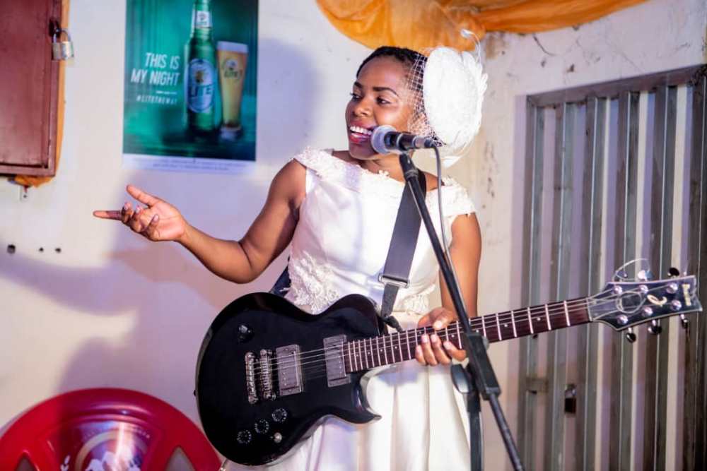 Ku munsi w'ubukwe bwabo, ubwo Nyirandayishimiye yacurangiraga abatumirwa