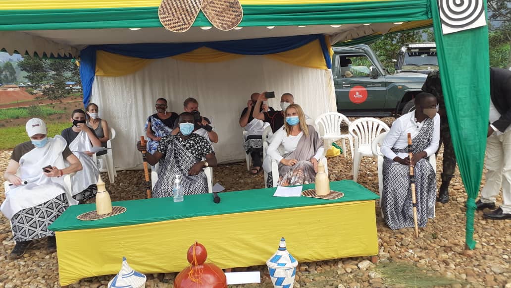Bari bambaye bijyanye n'umuco wo mu Rwanda
