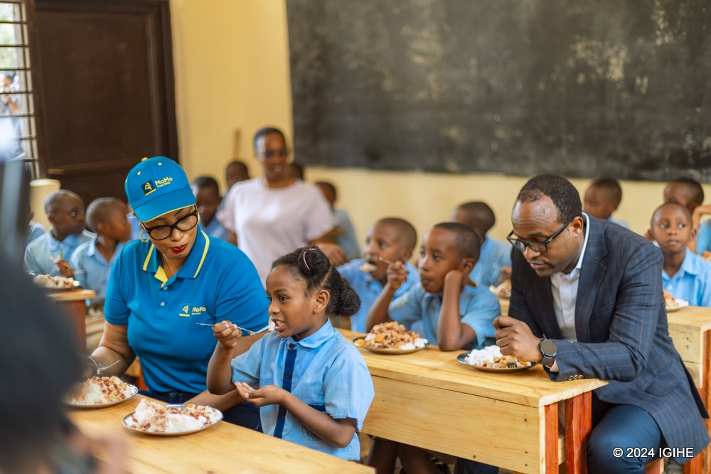 Minisitiri w'Uburezi, Dr Twagirayezu Gaspard n'Umuyobozi wa Mobile Money Rwanda, Chantal Kagame, basangira n'abanyeshuri